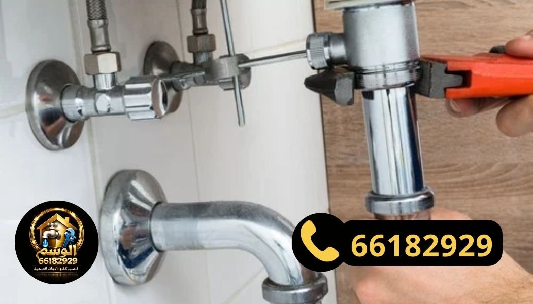 فني صحي جمعية العدان يقوم بتركيب الأدوات الصحية