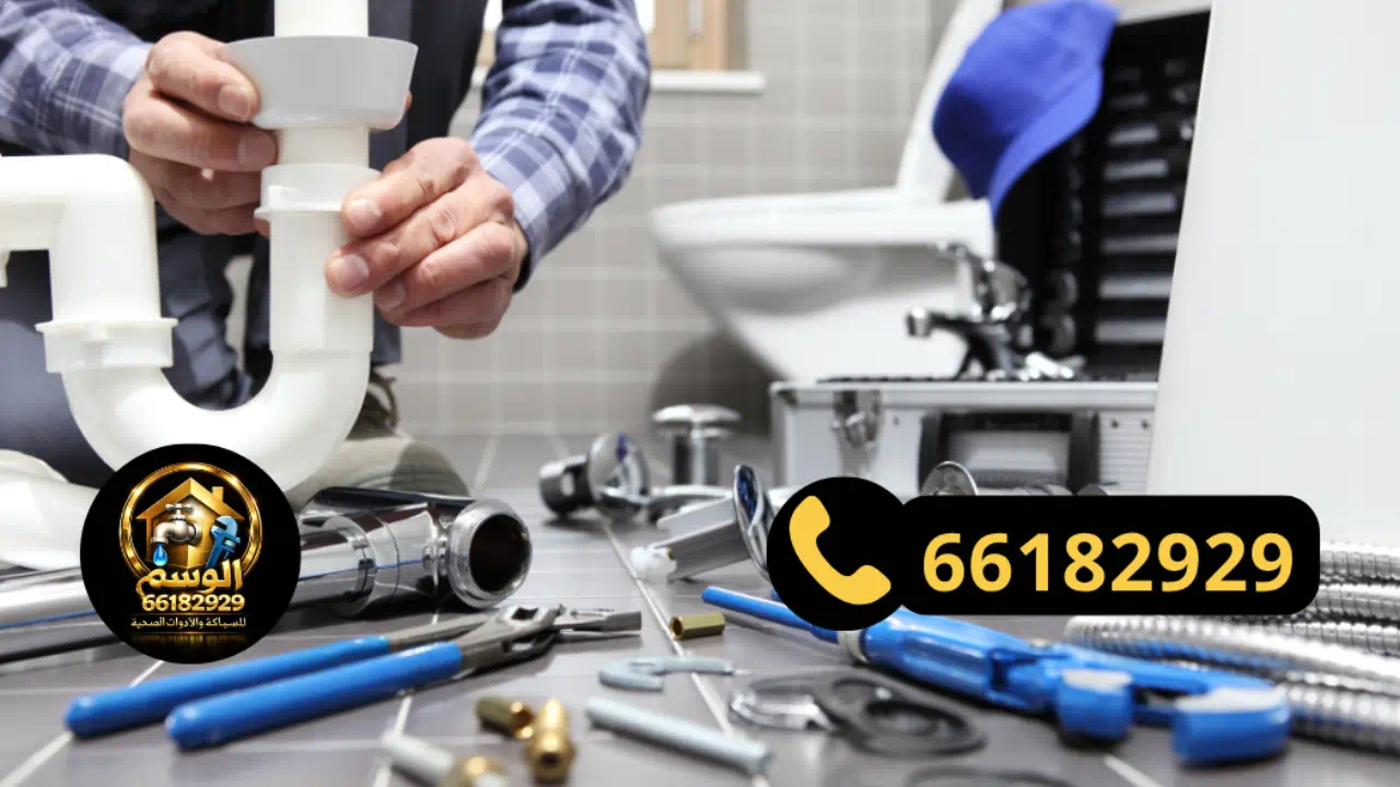 فني صحي يستخدم كاميرا فحص المجاري في جمعية عبدالله مبارك